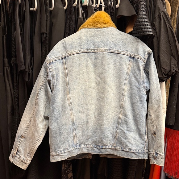 Levi's Light Blue Denim Jacket with Mustard Faux-Shearling Lining - Picture 5 of 5